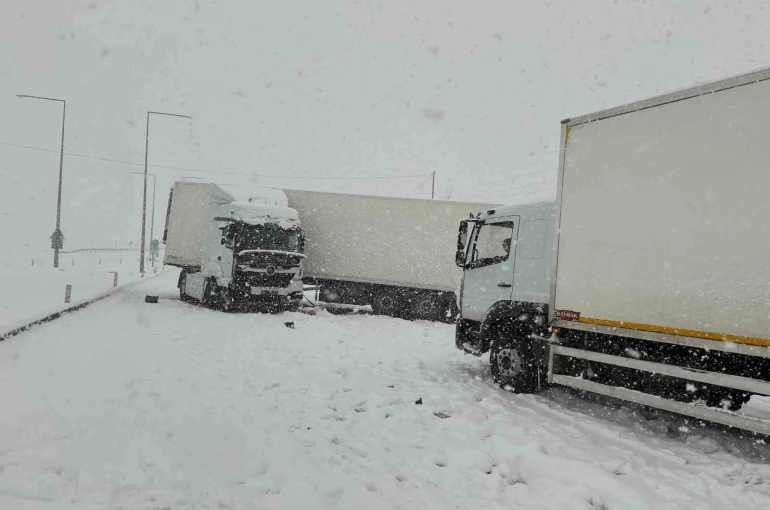 Bitlis’te 4 tır ve 2 otomobil çarpıştı: 5 yaralı 
