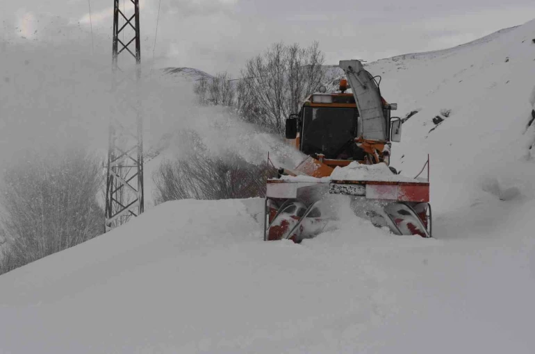 Bitlis’te 6,5 metrelik kar yağışına rağmen 20 bin kilometre yol açıldı 