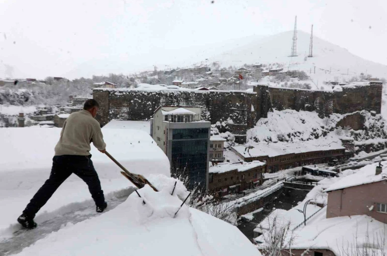 Bitlis’te çatılarda kar küreme seferberliği 