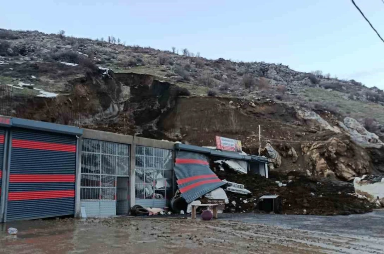 Bitlis’te heyelan: Sanayi sitesindeki dükkan toprak yığını altında kaldı