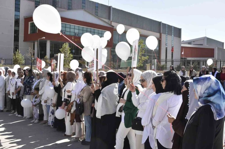 Bitlis’te kadınlar beyaz balonla İsrail’i kınadı 