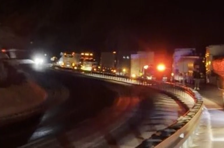 Bitlis’te kapanan yollarda uzun araç kuyrukları oluştu 