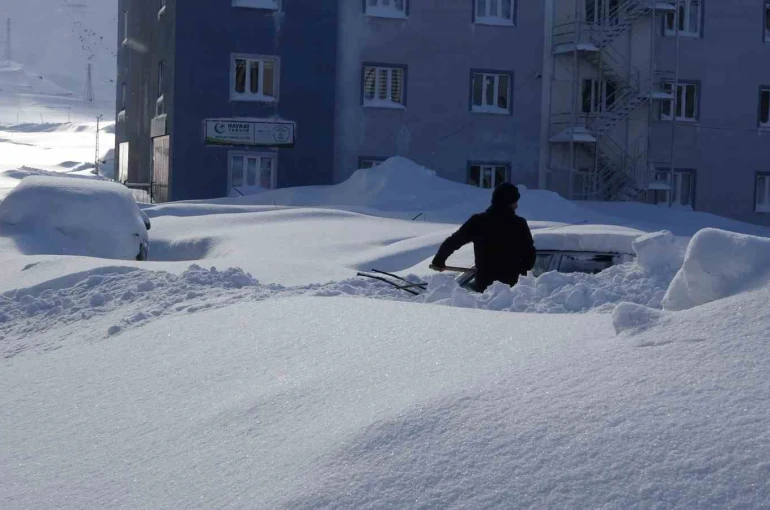 Bitlis’te kar altında kalan araçlar güçlükle bulundu