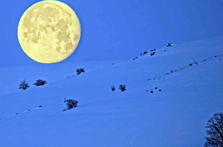 Bitlis’te karlı dağlarla bütünleşen ay manzarası mest etti 