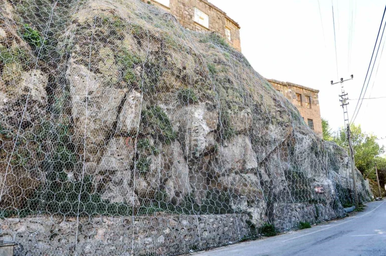 Bitlis’te kaya düşmelerine karşı çelik ağlı güvenlik önlemi 