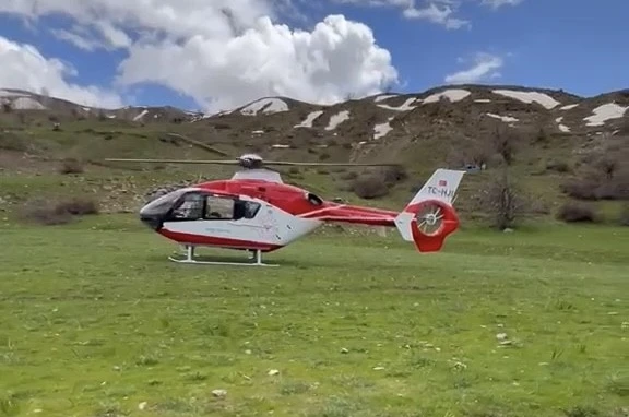 Bitlis’te kayalıklardan düşen genç için helikopter ambulans havalandı 