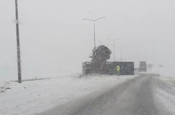 Bitlis’te kontrolden çıkan tır yan yattı