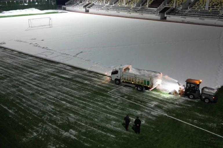 Bitlis’te maç öncesi sahada karla mücadele çalışması 