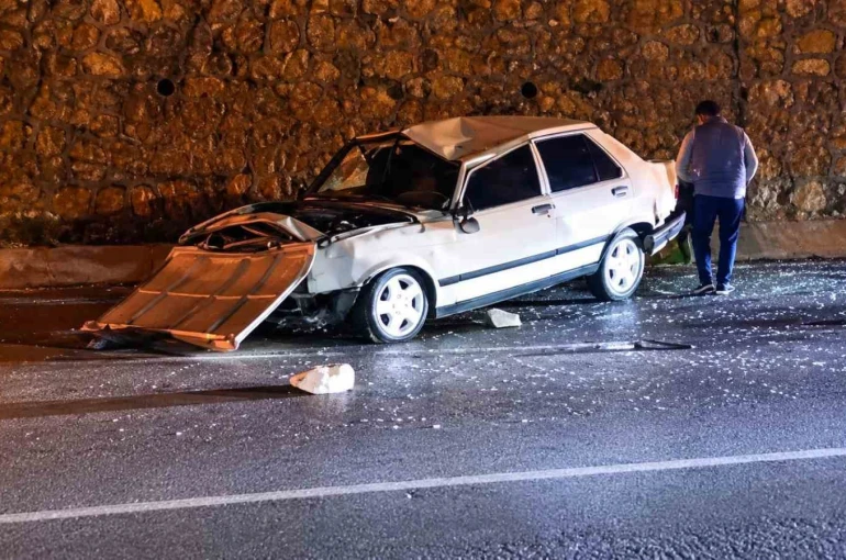 Bitlis’te otomobil duvara çarptı: 2 yaralı