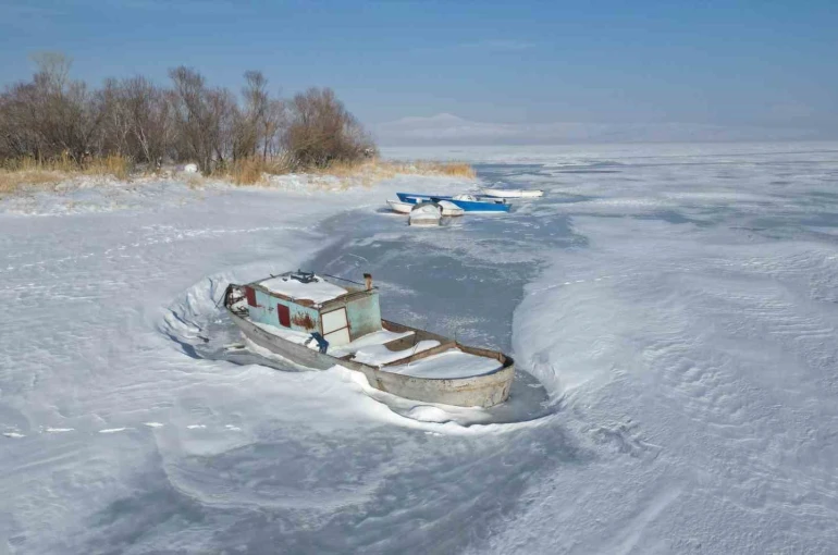 Bitlis’te tüm göller buz tuttu
