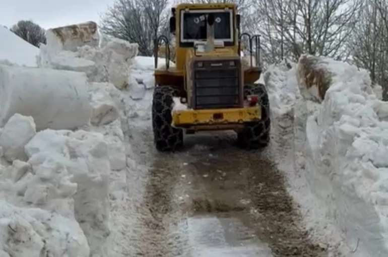 Bitlis’te ulaşım için 5 metrelik kar engelini aştılar 