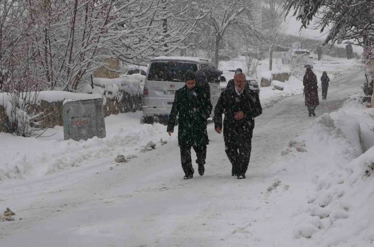 Bitlis’te yağan kar 180 köy yolunu ulaşıma kapattı