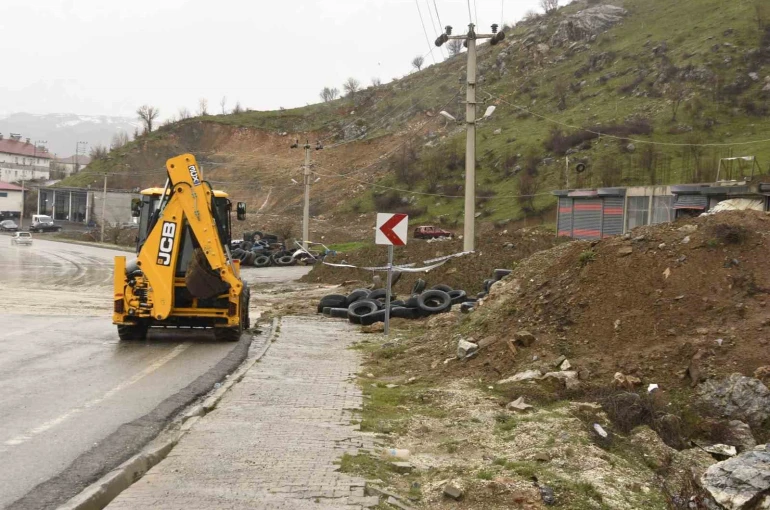 Bitlis’te yağışlardan dolayı toprak kayması meydana geldi 