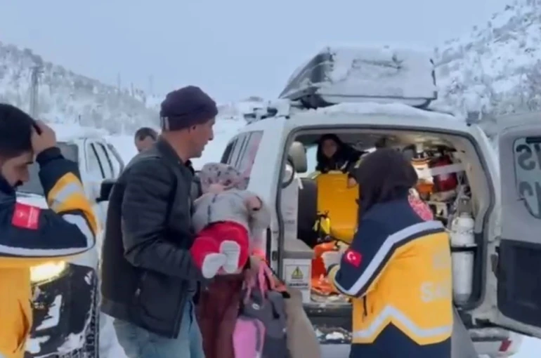 Böbrek rahatsızlığı olan 3 yaşındaki çocuk ambulansa ulaştırıldı 