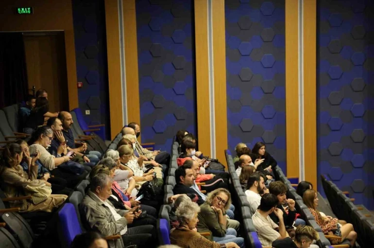 Bodrum Belediyesi Şehir Tiyatrosu yeni oyunuyla beğeni topladı 