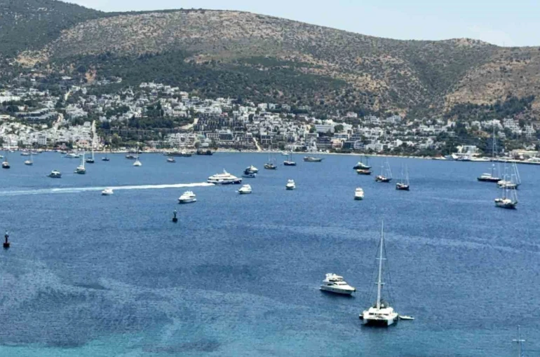 Bodrum koylarında yat kuşatması: Sezon açıldı, denizde yoğunluk başladı 