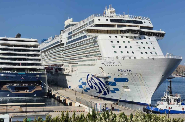 Bodrum’a 2 gemi birden geldi 