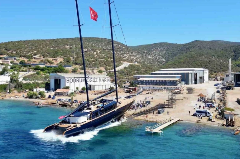 Bodrum’da 978 milyon liralık dev yelkenli suya indirildi