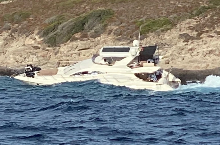 Bodrum’da motoryat, servis botuyla birlikte karaya vurdu