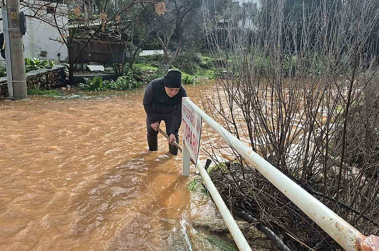 Bodrum’da sağanak yağış etkili oldu, iş yerlerini su bastı 