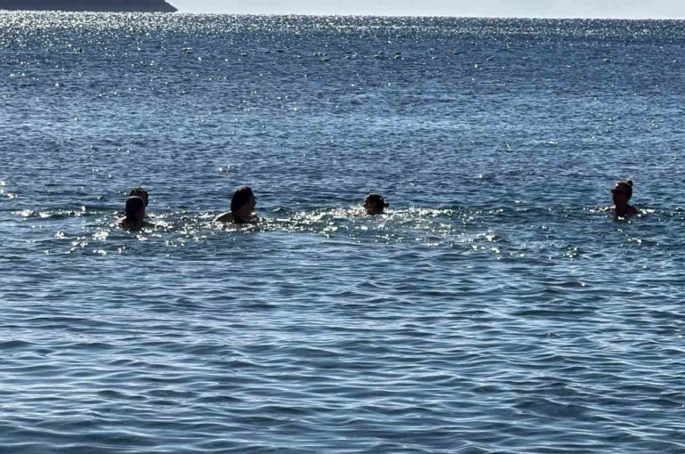 Bodrum’da yeni yılın ilk gününde denize girdiler 