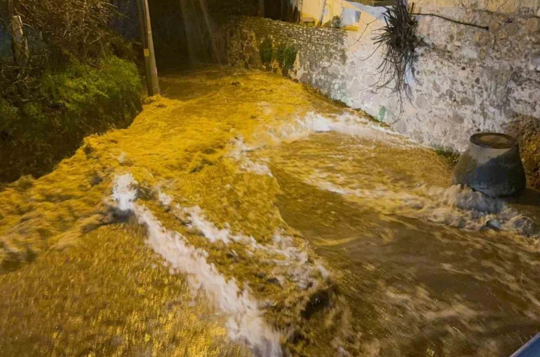 Bodrum’u sağanak vurdu: Araç sürüklendi, evleri su bastı