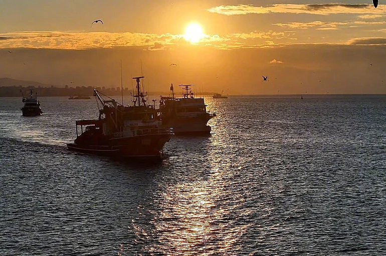 Boğaz’da fırtına sonrası balıkçılar yeniden denize açıldı 