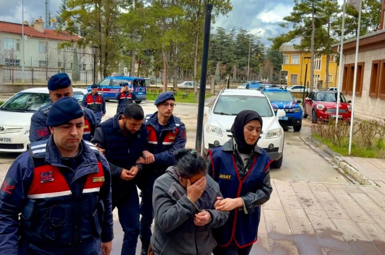 Bohçacı kılığında geldikleri köyde 880 bin TL’lik soygun yaptılar