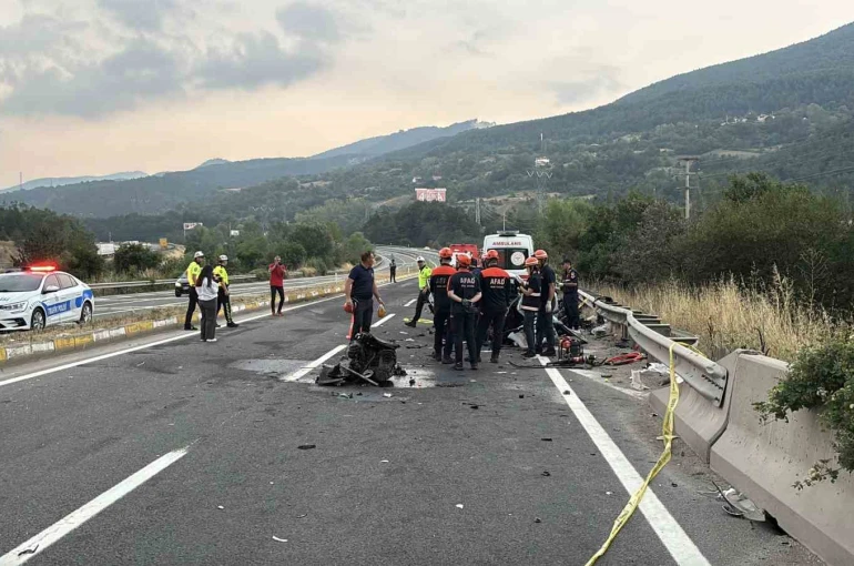 Bolu D-100’de iki otomobil kafa kafaya çarpıştı: 1 ölü, 2 yaralı