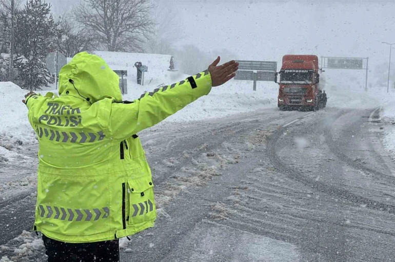 Bolu Dağı geçişi ağır tonajlı araç geçişine geliş-gidiş açıldı