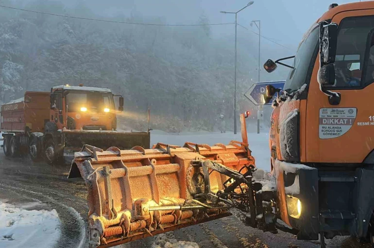 Bolu Dağı geçişinde kar ve hafif sis etkili oluyor 