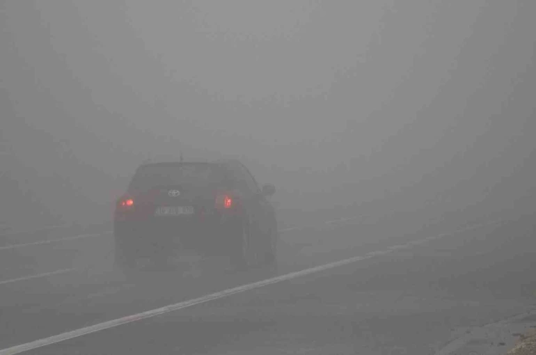 Bolu Dağı’nda göz gözü görmüyor: Görüş mesafesi 25 metreye düştü