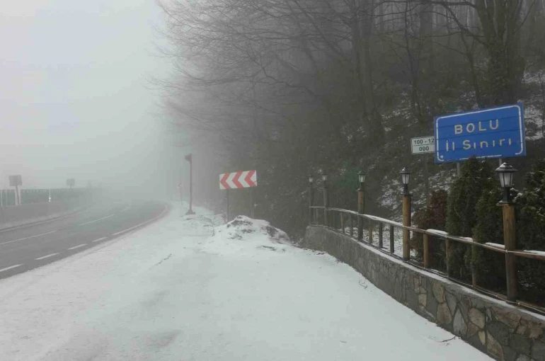 Bolu Dağı’nda hafif kar yağışı ve sis etkili oluyor