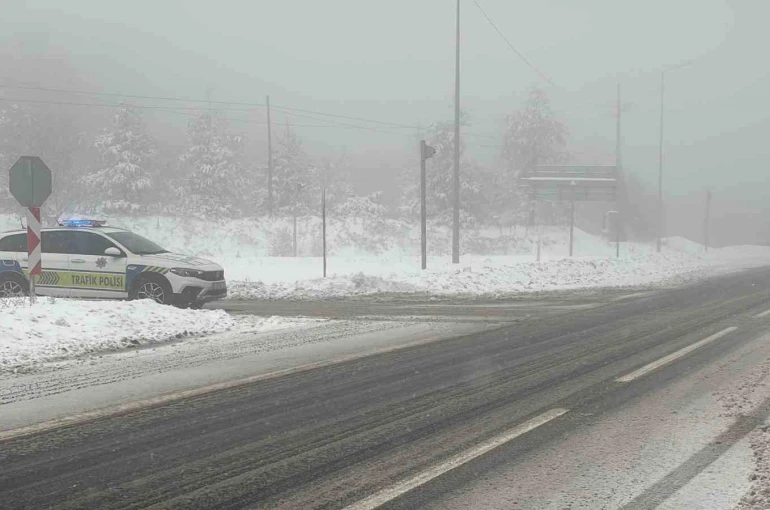 Bolu Dağı’nda kar yağışı etkili oluyor: Kar kalınlığı 20 santimetreye ulaştı 