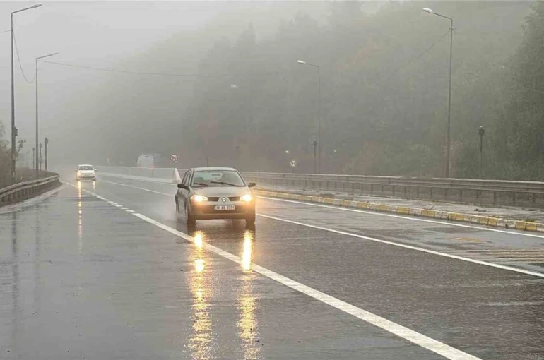Bolu Dağı’nda sis ve sağanak görüş mesafesini düşürdü