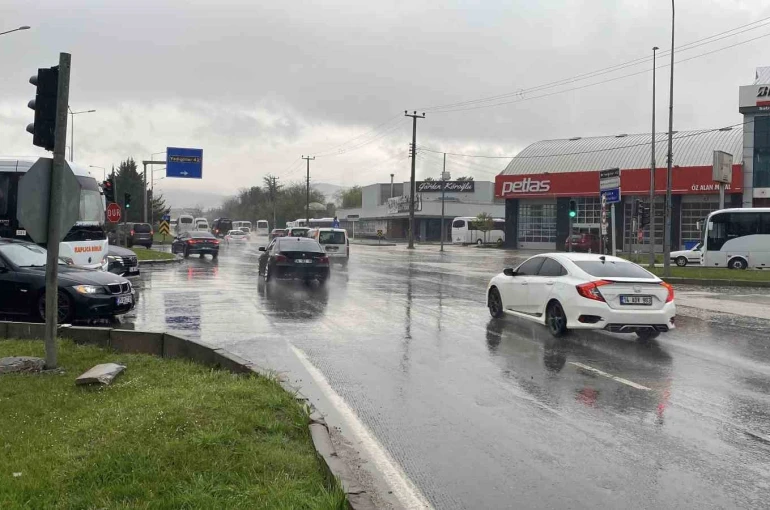Bolu güne yağışla uyandı 