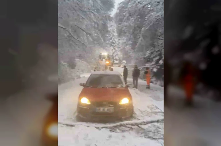 Bolu-Kıbrıscık yolunda mayıs ayında kar esareti 
