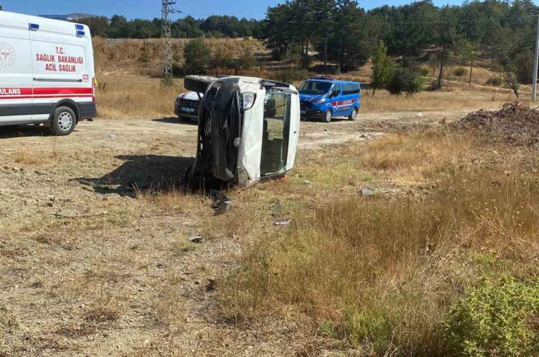 Bolu-Mudurnu yolunda virajı alamayan araç yan yattı: 2 yaralı