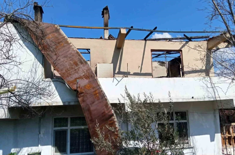 Bolu’da 2 katlı ev alevlere teslim oldu