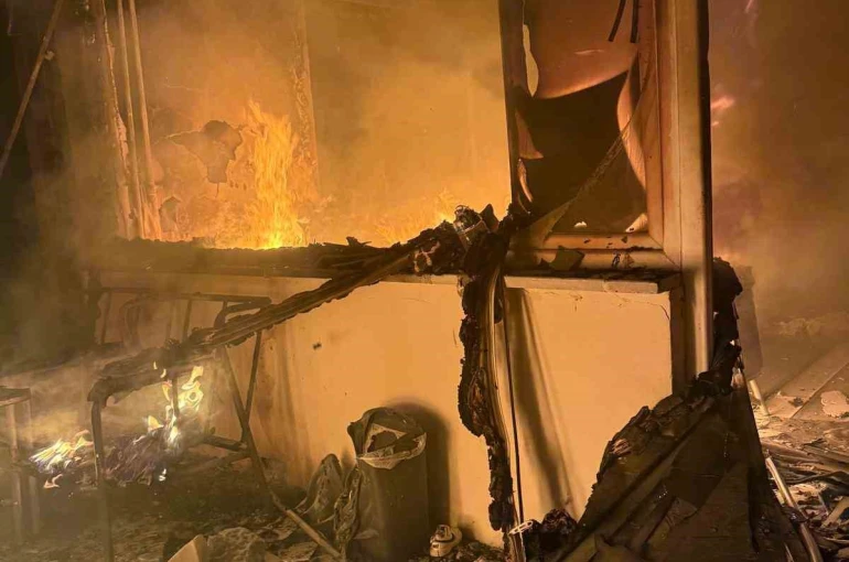 Bolu’da 2 katlı evin bir odası alev alev yandı 