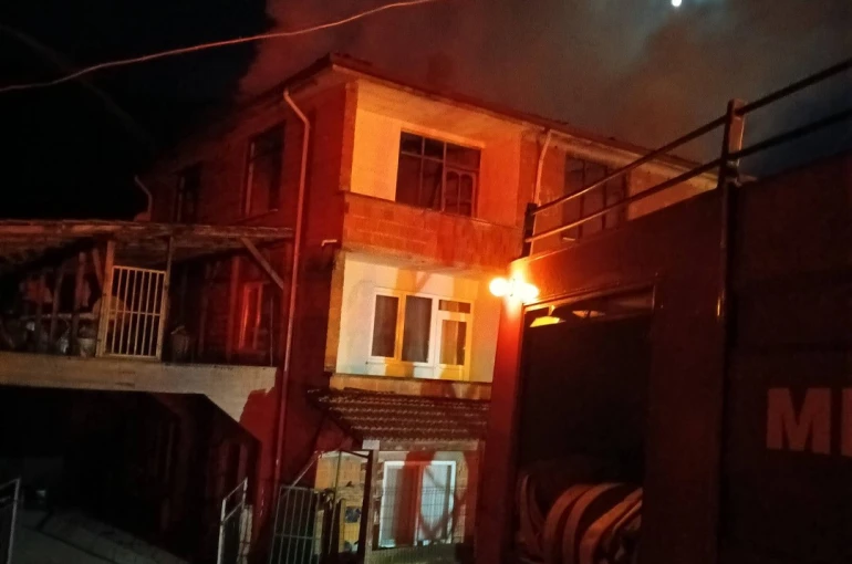 Bolu’da 3 katlı binada yangın çıktı