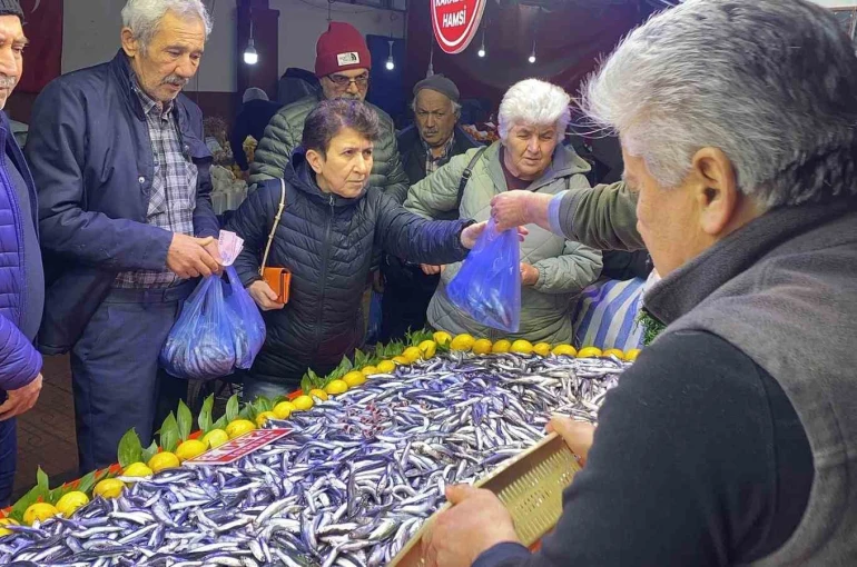 Bolu’da balık tezgahlarında hamsi bolluğu