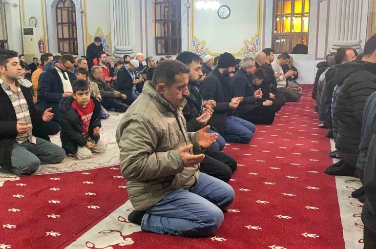 Bolu’da Berat Kandili’nde camiler doldu taştı