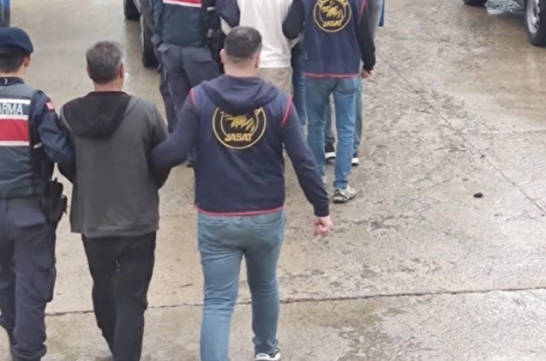 Bolu’da ’çocuğa cinsel istismar’ ve ’dolandırıcılıktan’ aranan 2 kişi yakalandı