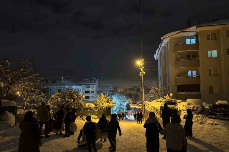 Bolu’da çocuklar gece saatlerinde karın keyfini çıkardı 