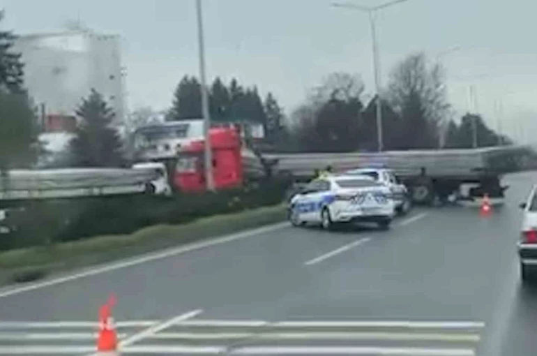 Bolu’da D-100 kara yolunda tır makasladı 