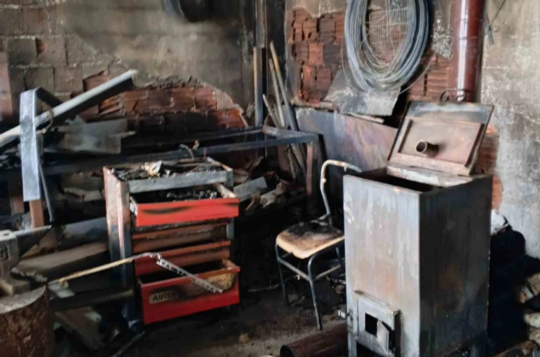 Bolu’da demir doğrama dükkanında yangın çıktı 