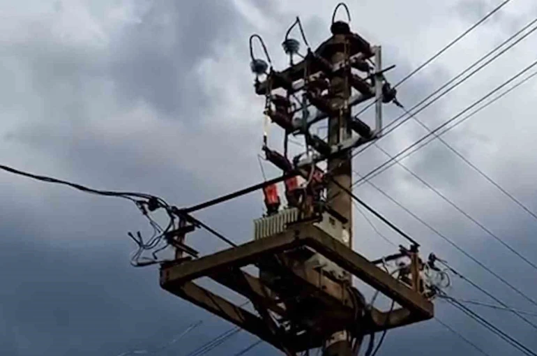 Bolu’da elektrik direğine yıldırım düştü 
