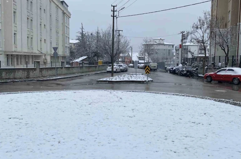 Bolu’da kar yağışı etkisini sürdürüyor