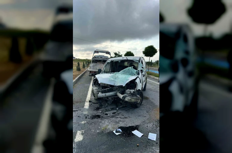 Bolu’da kontrolden çıkan hafif ticari araç devrildi: Sıkışan sürücüyü itfaiye kurtardı